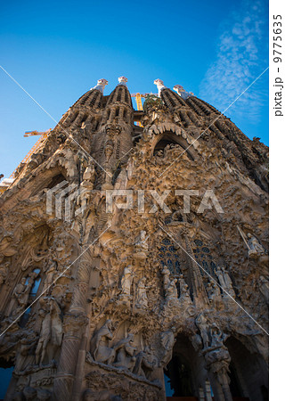 サグラダファミリア見上げる　スペインの風景写真素材 9775635
