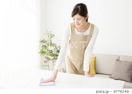 家事をする女性 9776249