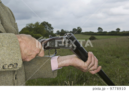 Man holding an open rifle. 9778910