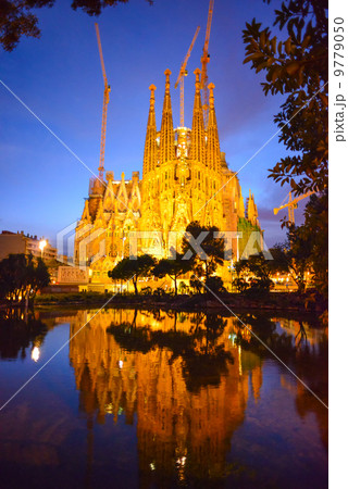 サグラダファミリアライトアップ　スペインの風景写真素材 9779050