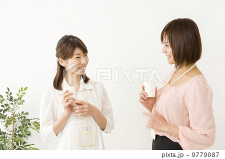 休憩する女性達 休憩する女性達 9779087