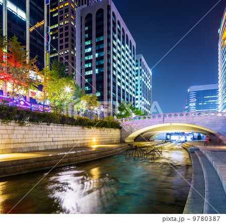 Cheonggyecheon Stream in Seoul 9780387