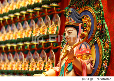 Chinese traditional statue, Kuan Yin 9780862