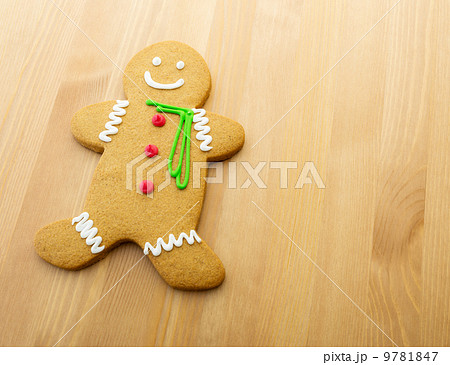 Gingerbread man on wooden background 9781847