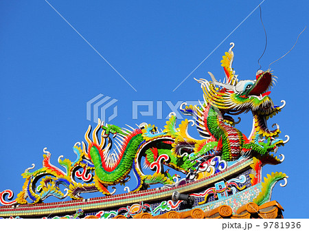 Chinese style dragon statue 9781936