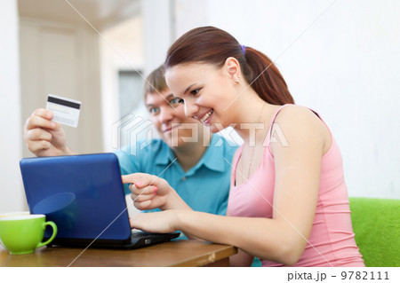 couple shopping online in living room 9782111