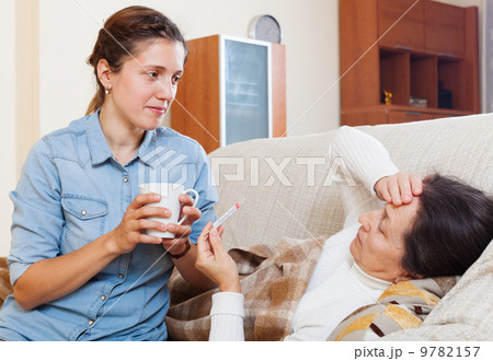 Adult daughter caring for a sick mother 9782157