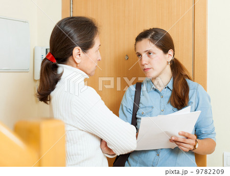 Female collector trying to collect money from housewife 9782209