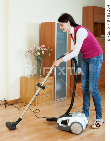 woman cleaning with vacuum cleaner 9782264