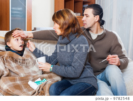 Parents and son with thermometer Parents and son with thermometer 9782548