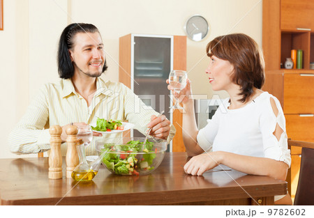 couple having lunch with vegetables in home couple having lunch with vegetables in home 9782602