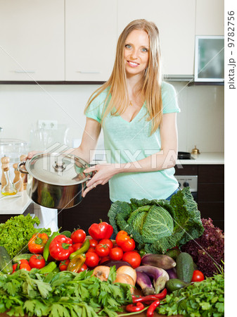 beautiful blonde woman with cooks pan 9782756