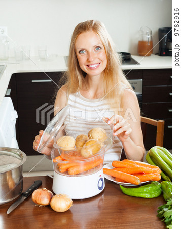 housewife cooking vegetables with steamer 9782916