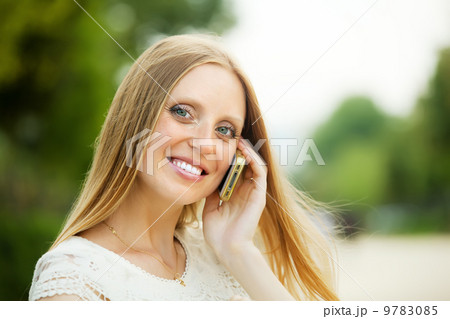 woman calling by mobile with copyspace 9783085