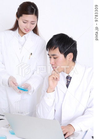 シャーレを見せている女性研究者 9783309