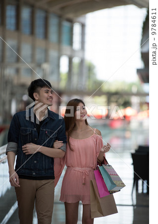 Shopping Couple  9784611