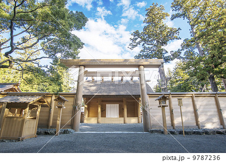 伊勢神宮の外宮の正宮 真新しい正宮 遷宮行事 希少価値のある風景 檜輝く神殿 伊勢神宮の外宮の正宮 真新しい正宮 遷宮行事 希少価値のある風景 檜輝く神殿 9787236