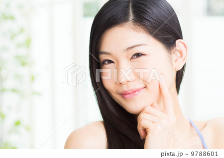 窓辺でくつろぐ女性 窓辺でくつろぐ女性 9788601