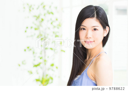 窓辺でくつろぐ女性　 9788622