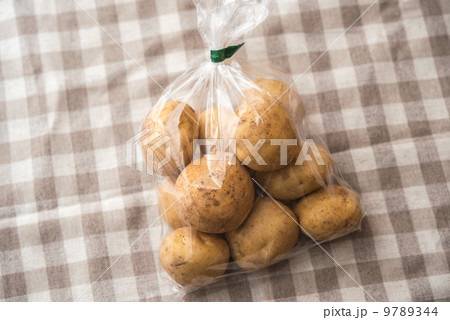 袋入りのジャガイモ 9789344