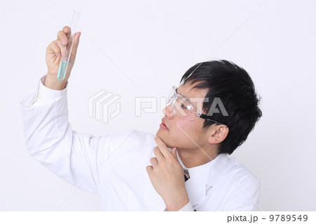 真剣に眺める研究者 9789549