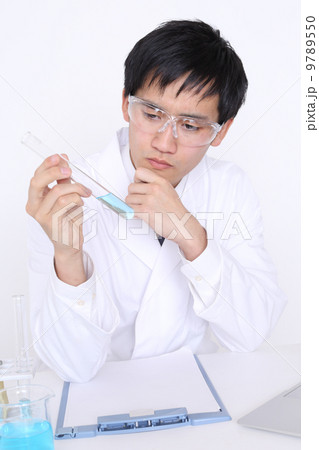 考えている研究者 9789550