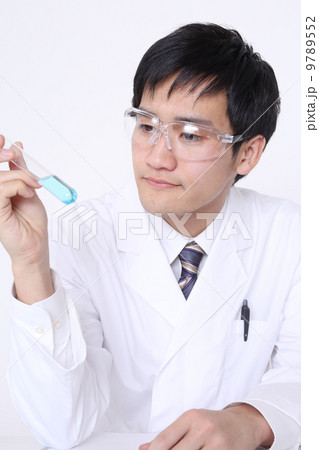 確かめている研究者 9789552