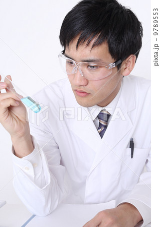 真剣に眺める研究者 9789553