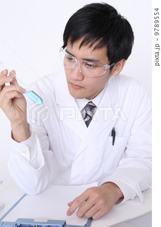 真剣に眺める研究者 9789554