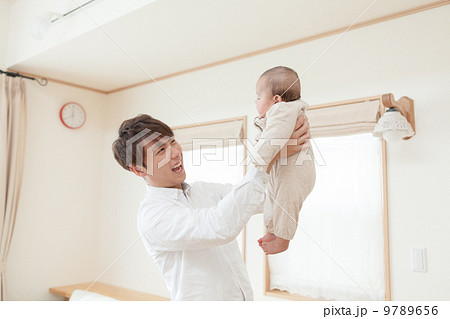 生後３ヶ月の赤ちゃんと父親 9789656
