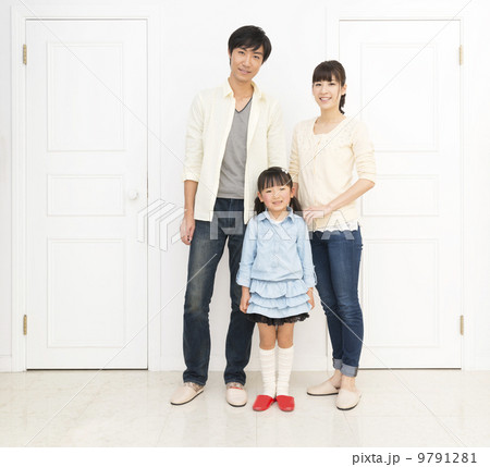 2つの扉の前に立つ3人家族 2つの扉の前に立つ3人家族 9791281