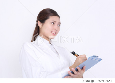 白衣の女性 9791421