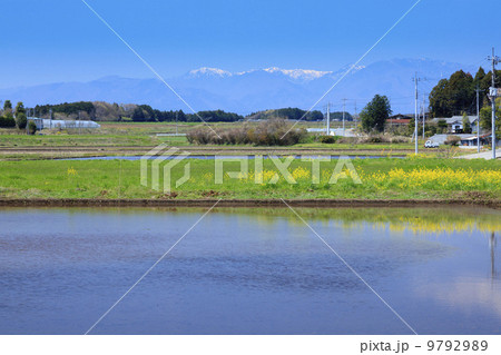 田園風景・田植え前の水田 9792989