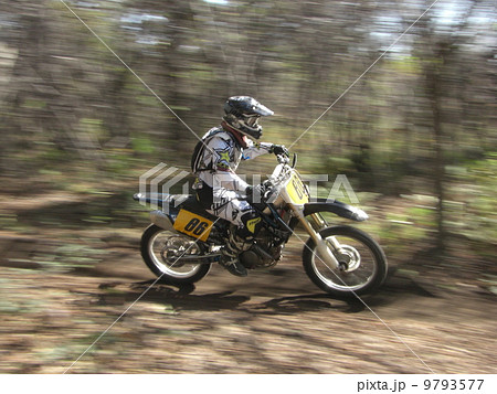 駆け抜けるバイク 9793577