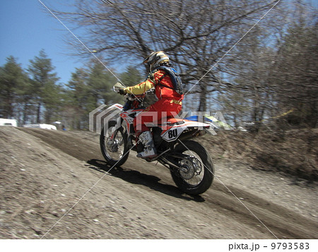 駆け抜けるバイク 9793583