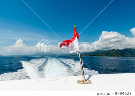 Wake of a speedboat on the ocean 9794623