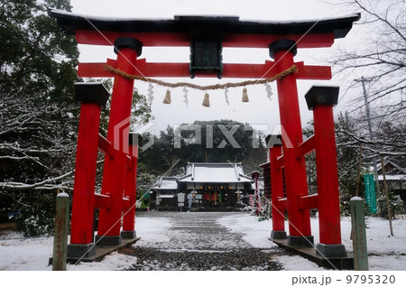雪が積もった丹生官省符神社の鳥居 9795320