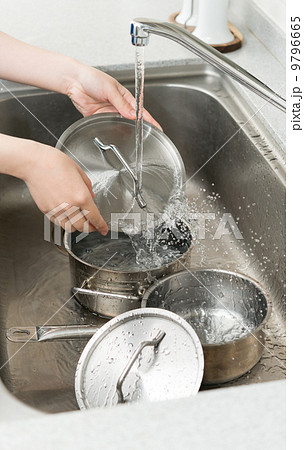 鍋を洗う 9796665