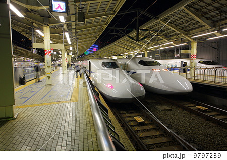 新幹線　夜の東京駅 9797239