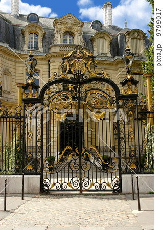 Palace with gilt gate on the Champs-Elysees. Paris. Palace with gilt gate on the Champs-Elysees. Paris. 9799017