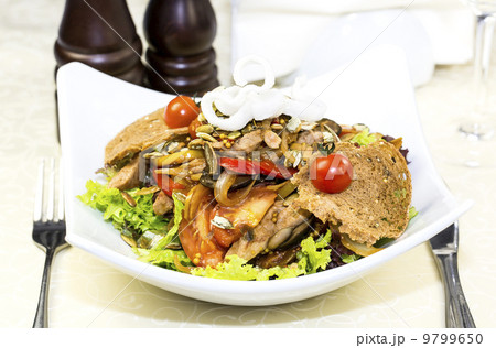 Warm salad of beef and vegetables in a restaurant 9799650