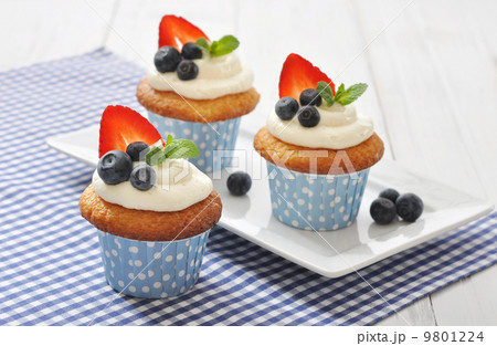 Cupcakes decorated with fresh berries 9801224