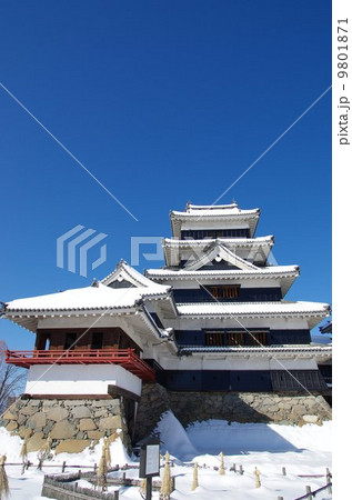 国宝　松本城　雪景色 9801871