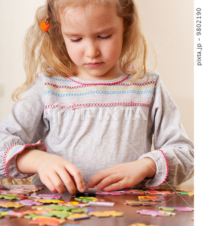 Girl playing puzzle 9802190