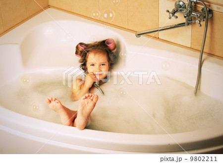 Glamour little girl in the bathtub Glamour little girl in the bathtub 9802211