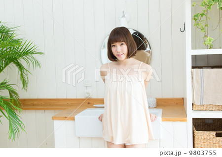 洗面所の女性 洗面所の女性 9803755