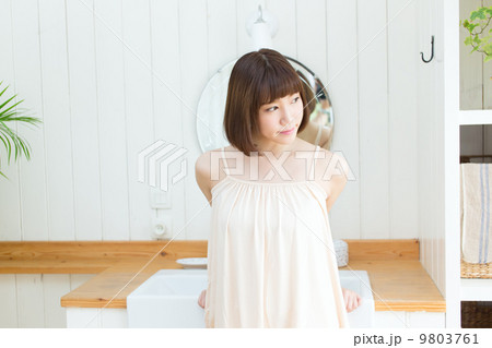 洗面所の女性 洗面所の女性 9803761