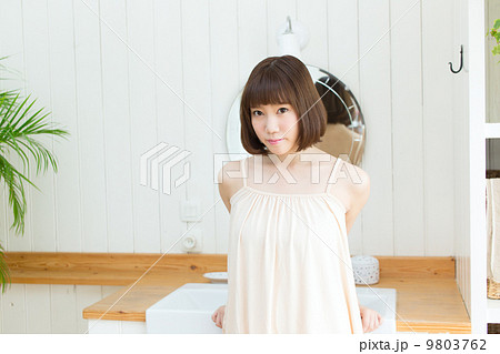洗面所の女性 洗面所の女性 9803762