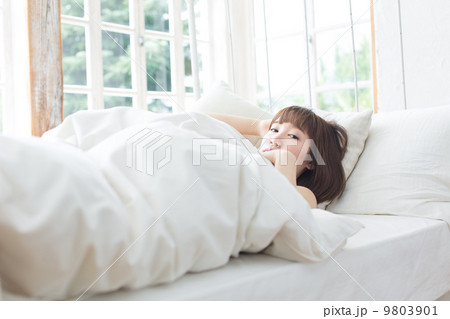 ベッドルームの女性 ベッドルームの女性 9803901