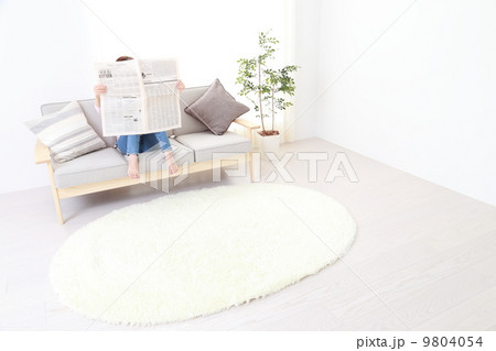 新聞を読む女性 9804054